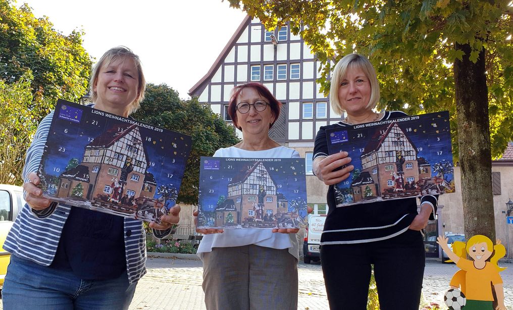 Die alte Mühle in der Mühlenstraße ist das Motiv für den Caelestia-Adventskalender 2019. Künstlerin Heike Stöhr, Rosi Schrezenmaier und Anja Stock (v.l.) stellen ihn vor. Foto: Kramer-Pape/Caelestia 