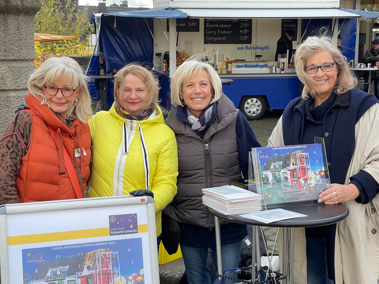 Strahlende Gesichter am ersten Verkaufstag des Adventskalenders auf dem Schwerter Wochenmarkt